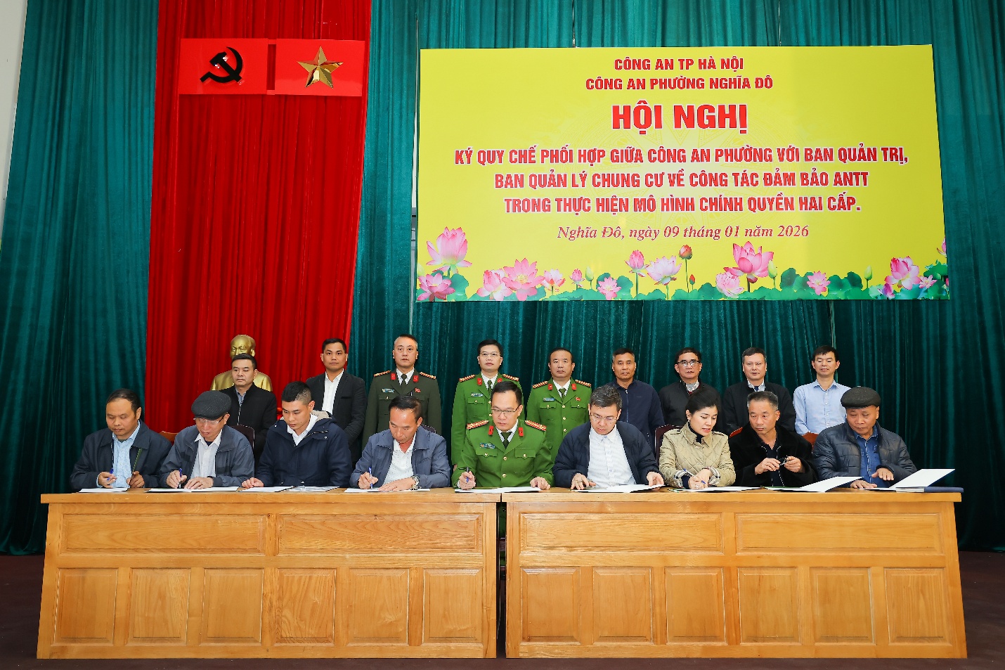 Ảnh có chứa trong nhà, trang phục, Diễn thuyết công cộng, bộ đồ  Nội dung do AI tạo ra có thể không chính xác.