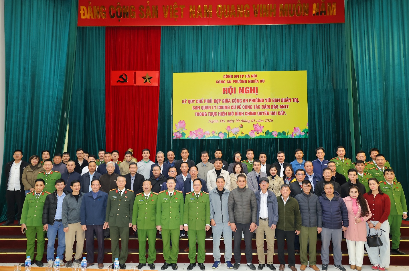 Ảnh có chứa trang phục, người, nhóm, đàn ông  Nội dung do AI tạo ra có thể không chính xác.