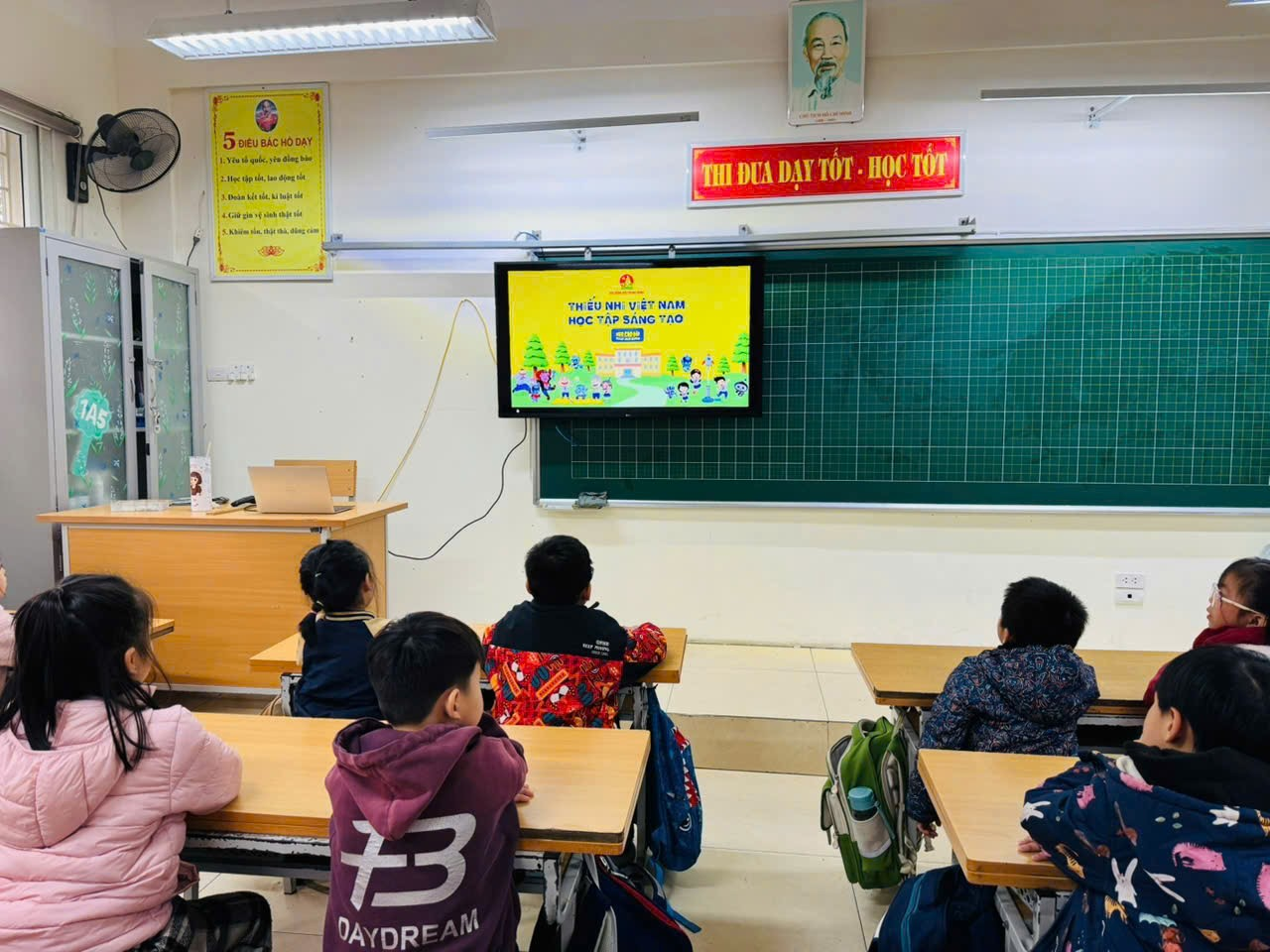 Liên đội trường Tiểu học Đại Kim triển khai phát sóng các video tuyên truyền, giáo dục kỹ năng cho đội viên, thiếu niên, nhi đồng- Ảnh 1.