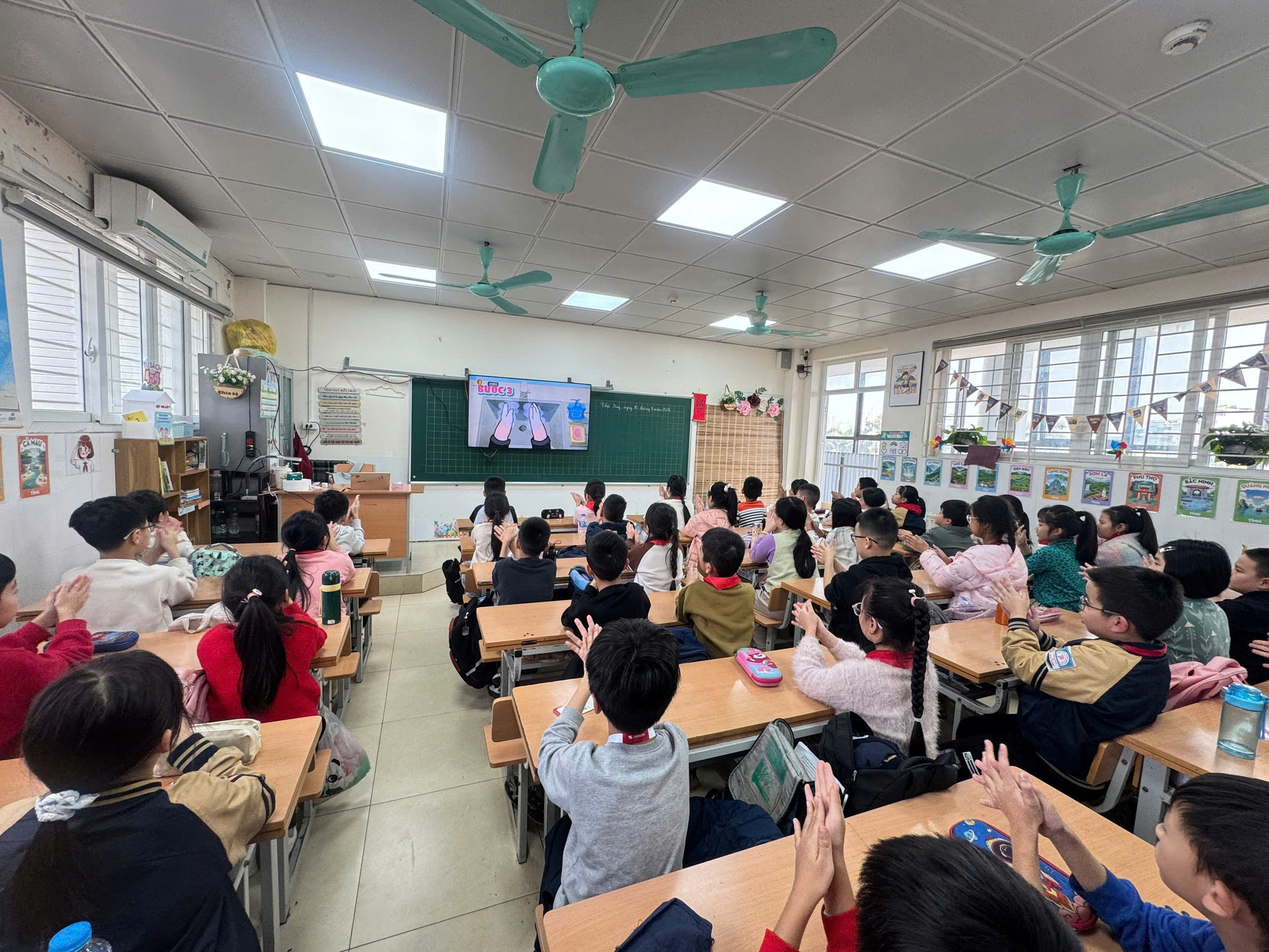 Liên đội trường Tiểu học Đại Kim triển khai phát sóng các video tuyên truyền, giáo dục kỹ năng cho đội viên, thiếu niên, nhi đồng- Ảnh 2.