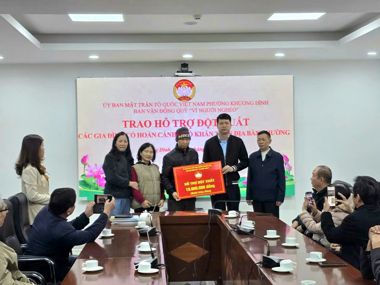 E:\MTTQ P.KHƯƠNG ĐÌNH_mới\ẢNHHHHH\Tặng quà\z7421511084102_6fc88b94526501c4960a94c97b40fe8f.jpg