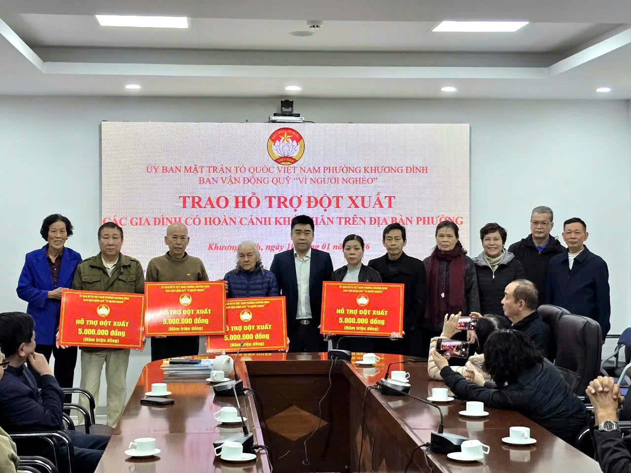 E:\MTTQ P.KHƯƠNG ĐÌNH_mới\ẢNHHHHH\Tặng quà\z7421511077219_fd7445dda56a7d6e422edb7bf3e9e089.jpg