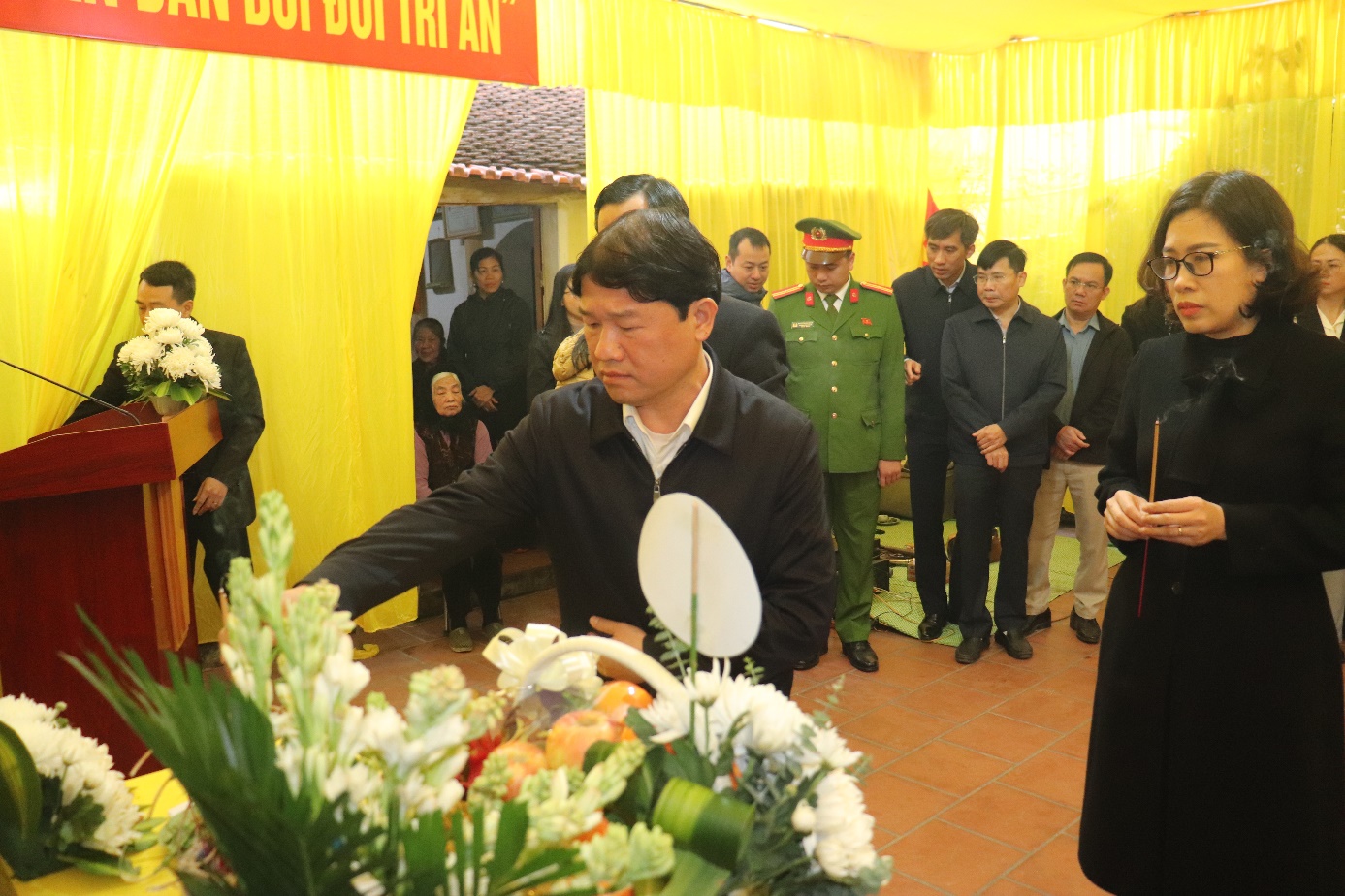 A person standing in front of a group of people  AI-generated content may be incorrect.