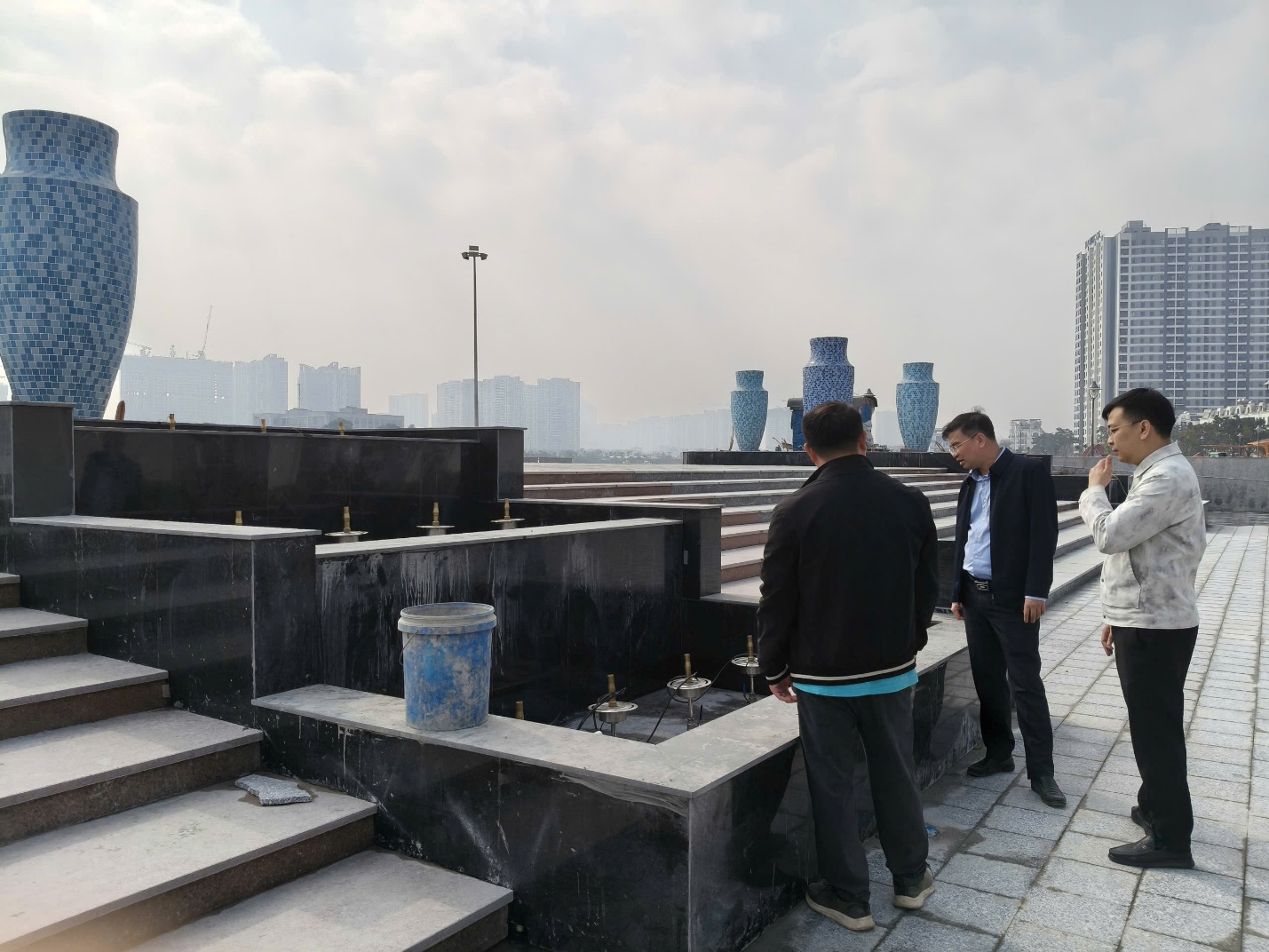 Chủ tịch UBND xã Gia Lâm kiểm tra hiện trường công trình Công viên trước Trụ sở xã- Ảnh 1.