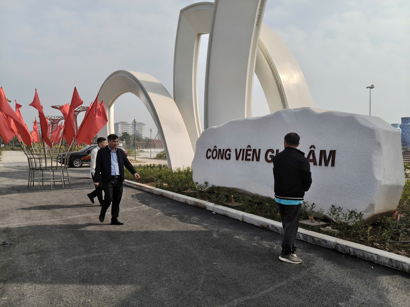 Chủ tịch UBND xã Gia Lâm kiểm tra hiện trường công trình Công viên trước Trụ sở xã- Ảnh 2.