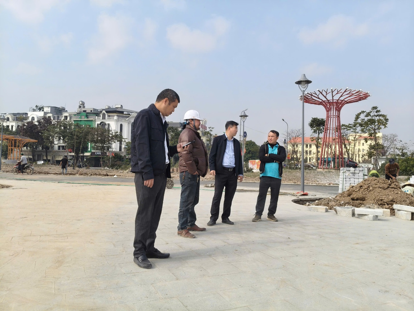 Chủ tịch UBND xã Gia Lâm kiểm tra hiện trường công trình Công viên trước Trụ sở xã- Ảnh 3.