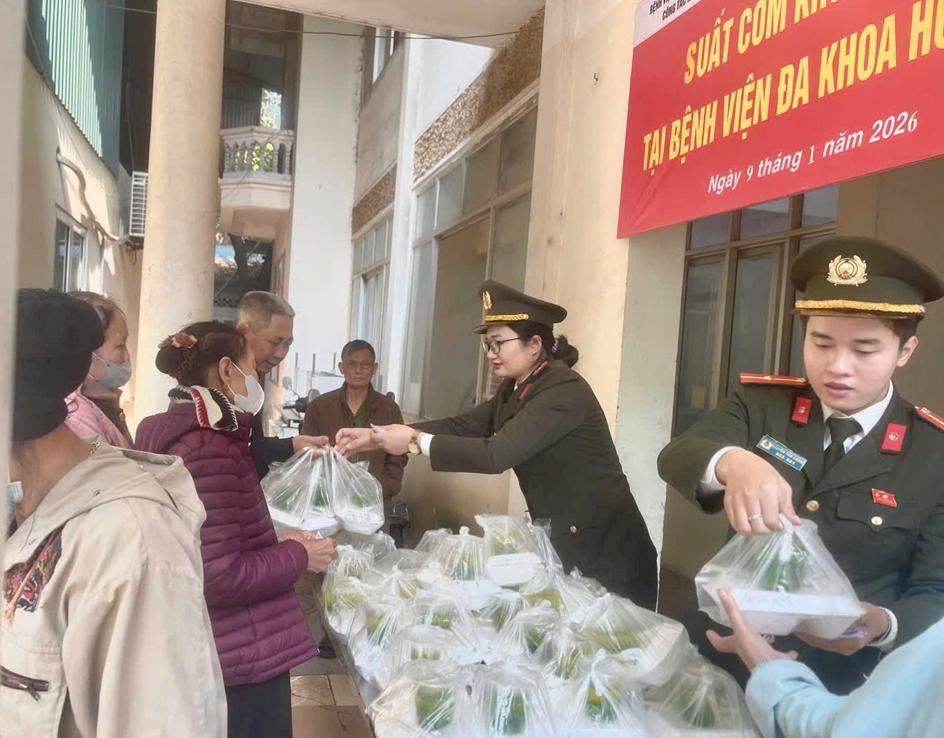 Công an xã Hoài Đức và Đội Quản lý thị trường số 24 phát 50 suất cơm không đồng tại Bệnh viện đa khoa Hoài Đức- Ảnh 1.