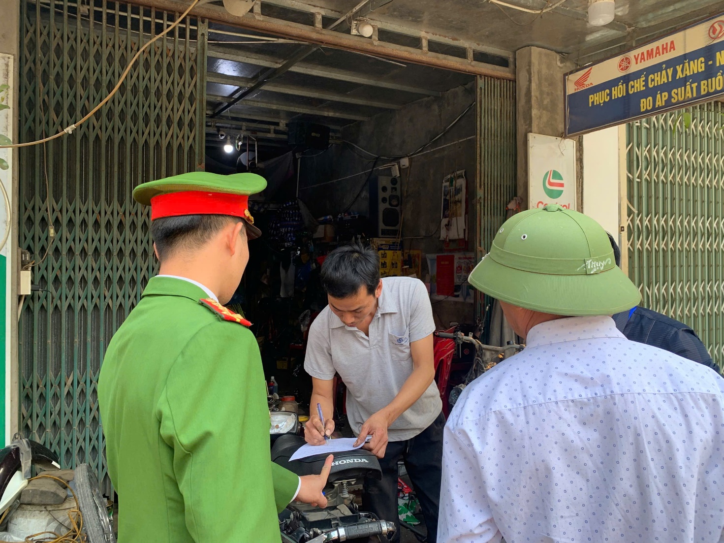 Xã Mỹ Đức tiếp tục ra quân tuyên truyền, vận động giải tỏa vi phạm trật tự đô thị- Ảnh 1.