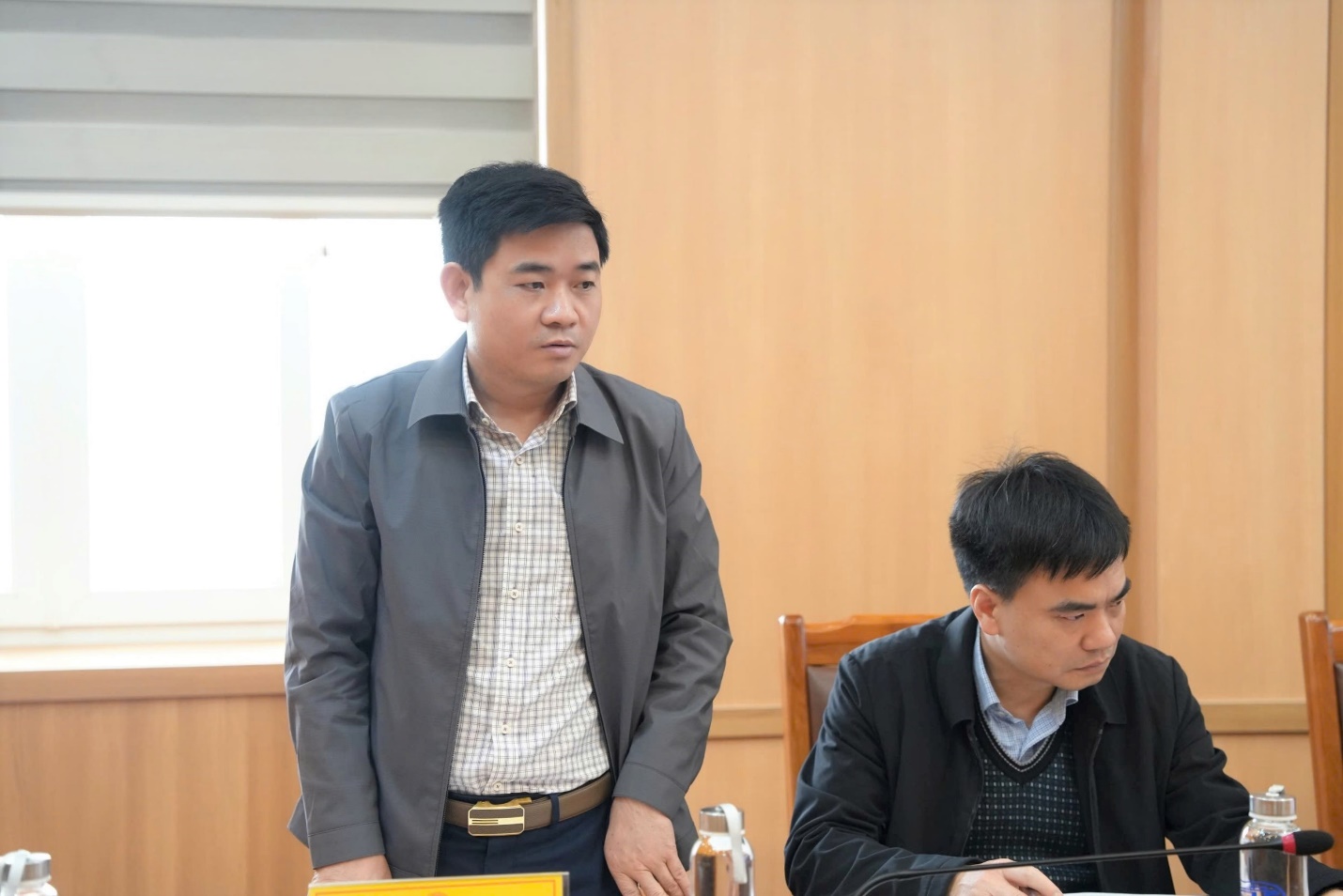 A group of men in a room  AI-generated content may be incorrect.