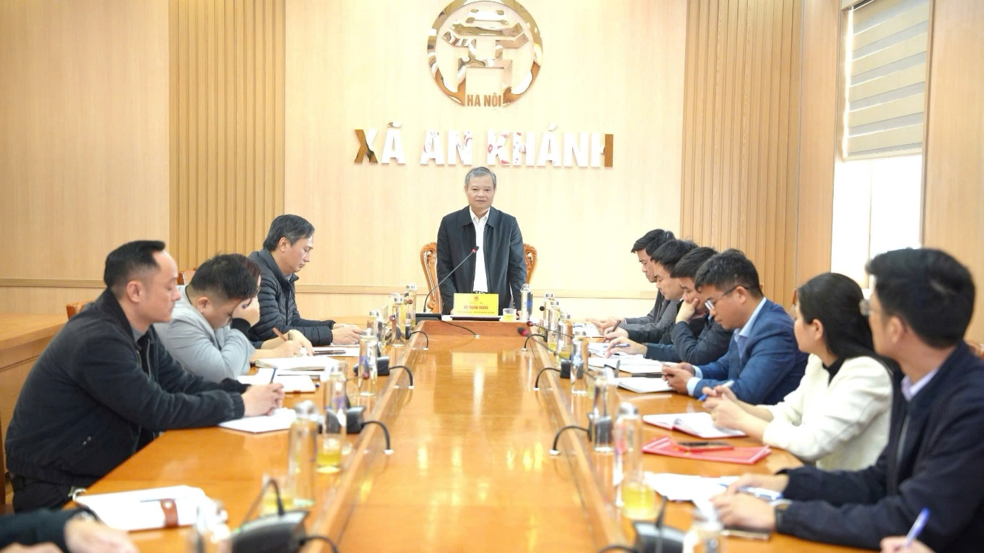 A person standing in front of a group of people sitting at a table  AI-generated content may be incorrect.