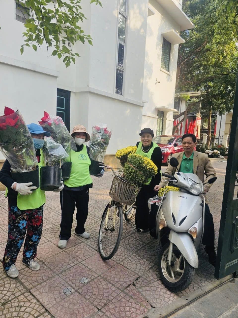 Có thể là hình ảnh về một hoặc nhiều người, xe scooter, xe đạp và văn bản