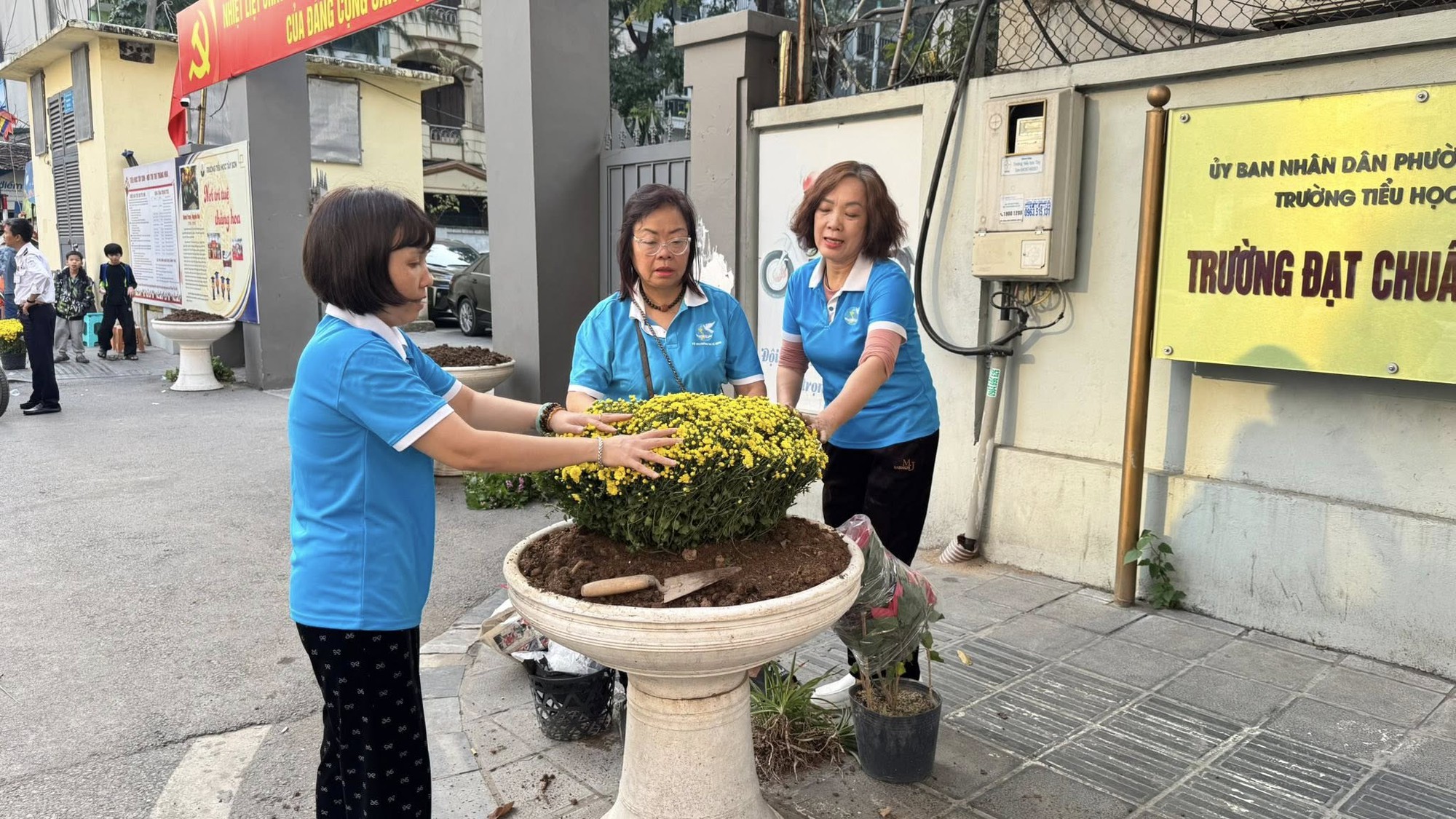 Có thể là hình ảnh về một hoặc nhiều người và văn bản