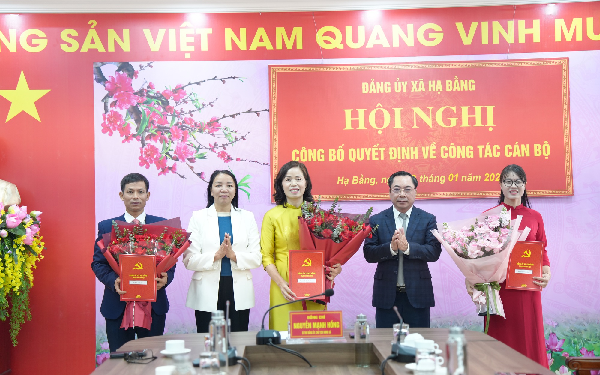 Xã Hạ Bằng: Công bố các Quyết định về công tác cán bộ