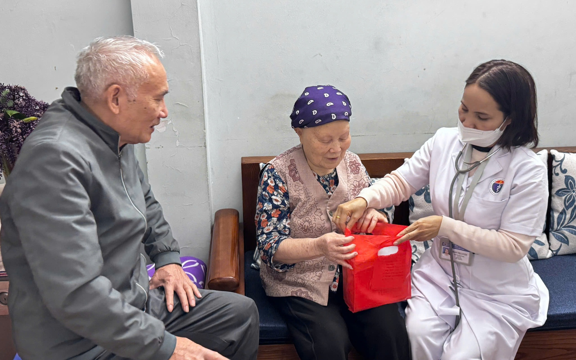 Tổ chức khám sức khỏe tại gia đình cho người cao tuổi tròn 90, 95 và từ 100 tuổi trở lên