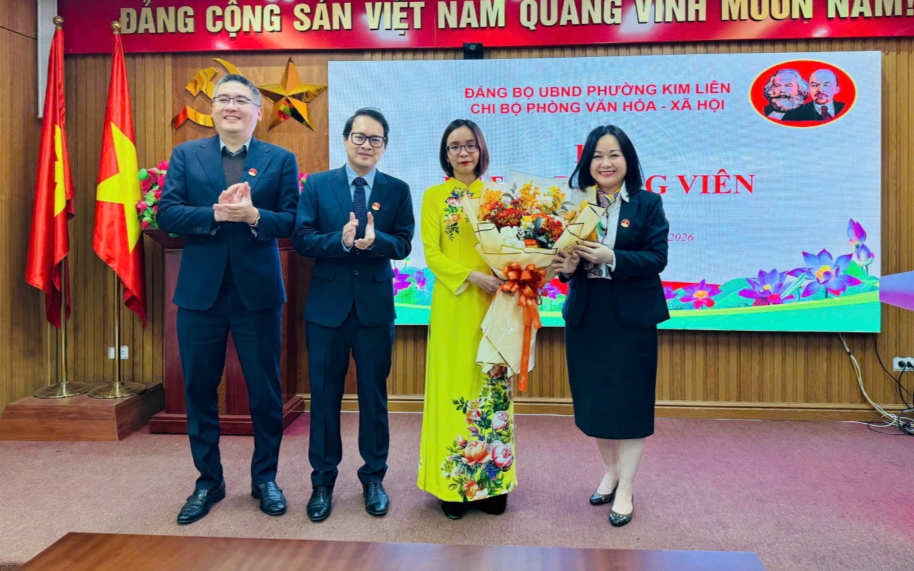 Chi bộ Phòng Văn hóa – Xã hội phường Kim Liên tổ chức Lễ kết nạp đảng viên.