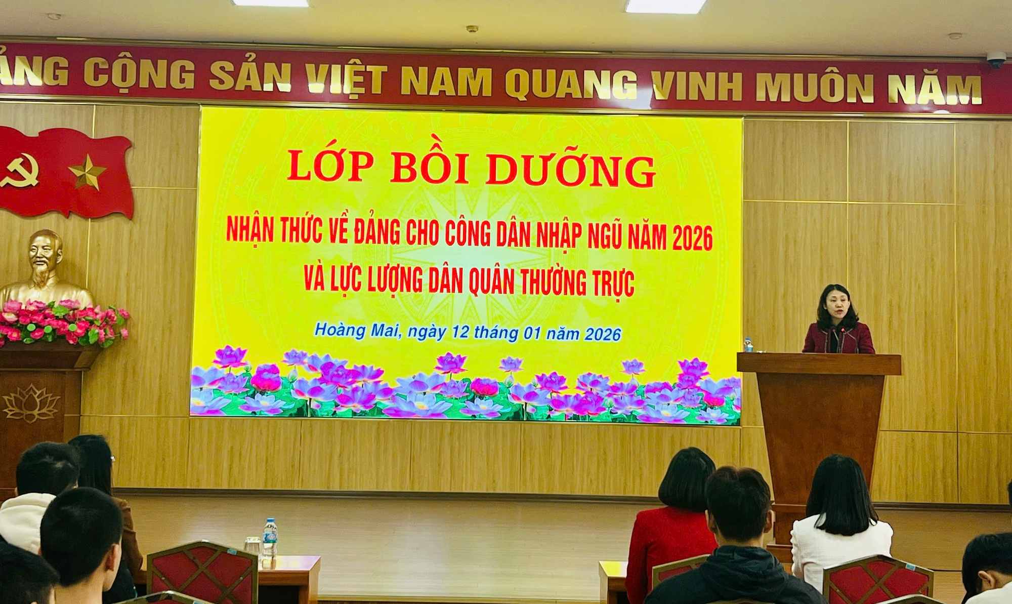 KHAI GIẢNG LỚP BỒI DƯỠNG NHẬN THỨC VỀ ĐẢNG CHO CÔNG DÂN NHẬP NGŨ NĂM 2026 VÀ LỰC LƯỢNG DÂN QUÂN THƯỜNG TRỰC- Ảnh 1.
