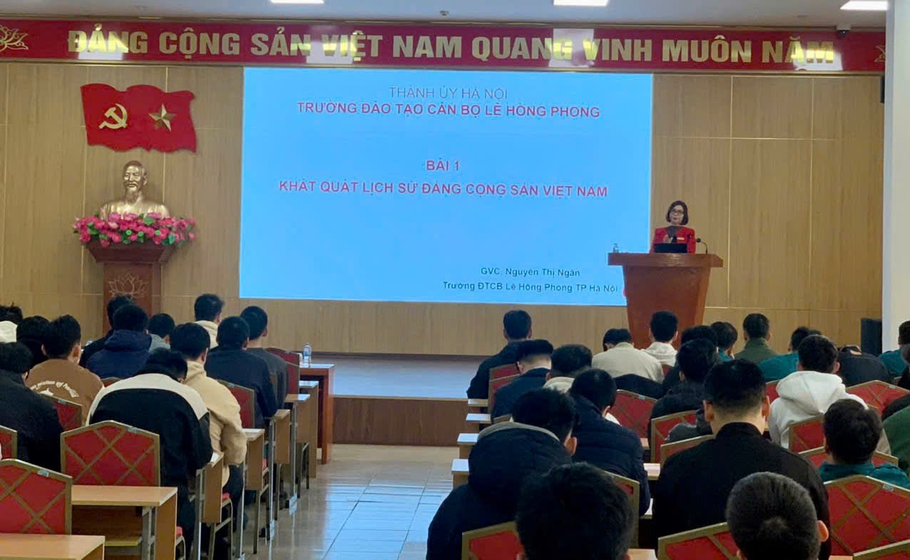 KHAI GIẢNG LỚP BỒI DƯỠNG NHẬN THỨC VỀ ĐẢNG CHO CÔNG DÂN NHẬP NGŨ NĂM 2026 VÀ LỰC LƯỢNG DÂN QUÂN THƯỜNG TRỰC- Ảnh 2.