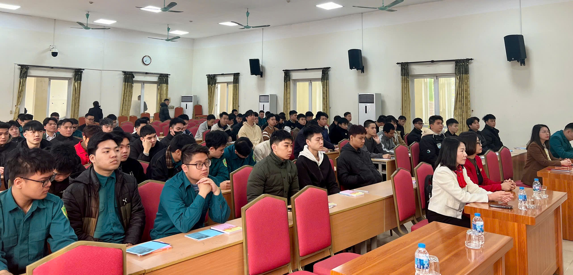 KHAI GIẢNG LỚP BỒI DƯỠNG NHẬN THỨC VỀ ĐẢNG CHO CÔNG DÂN NHẬP NGŨ NĂM 2026 VÀ LỰC LƯỢNG DÂN QUÂN THƯỜNG TRỰC- Ảnh 4.