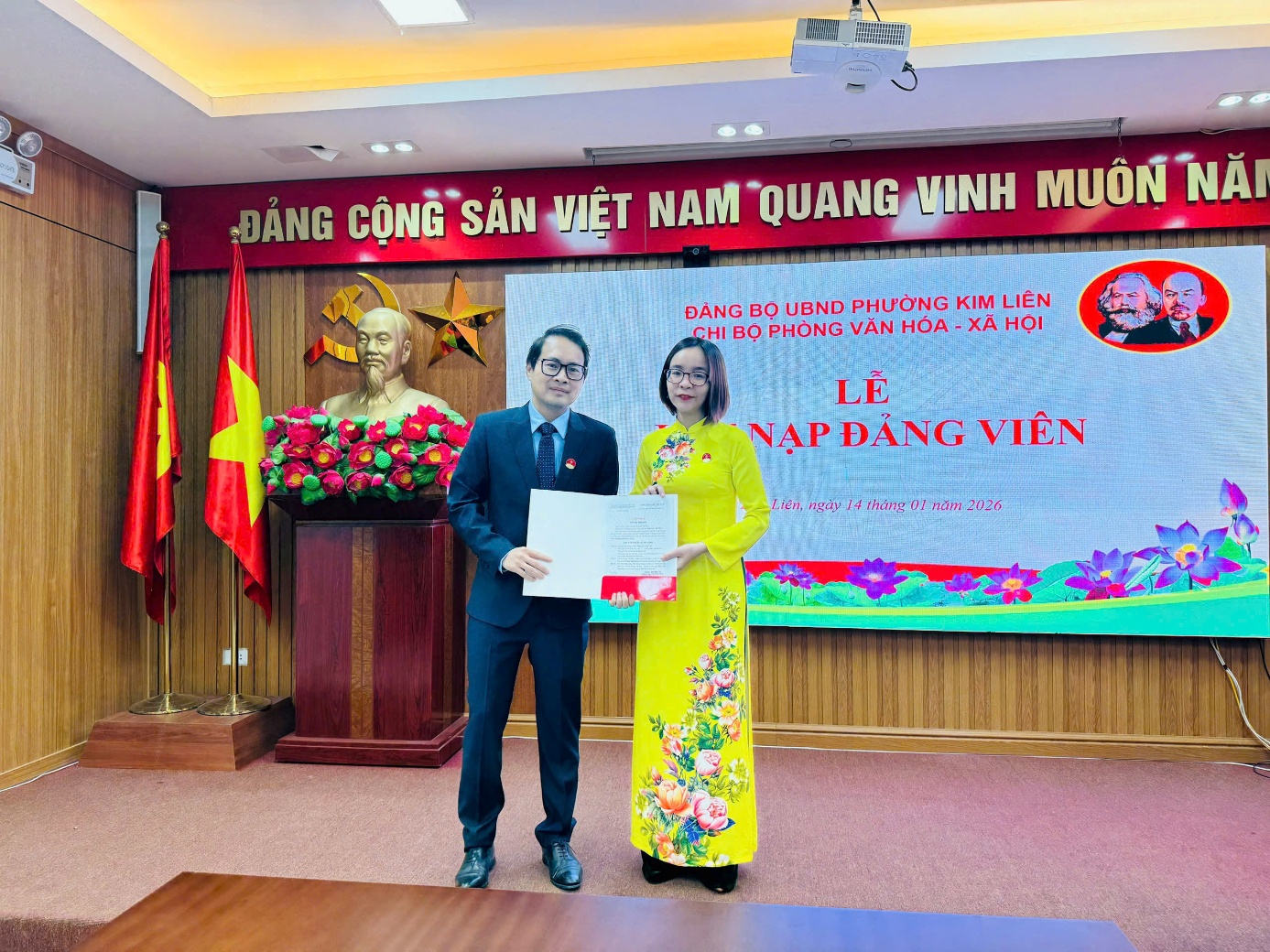 Chi bộ Phòng Văn hóa – Xã hội phường Kim Liên tổ chức Lễ kết nạp đảng viên.- Ảnh 1.