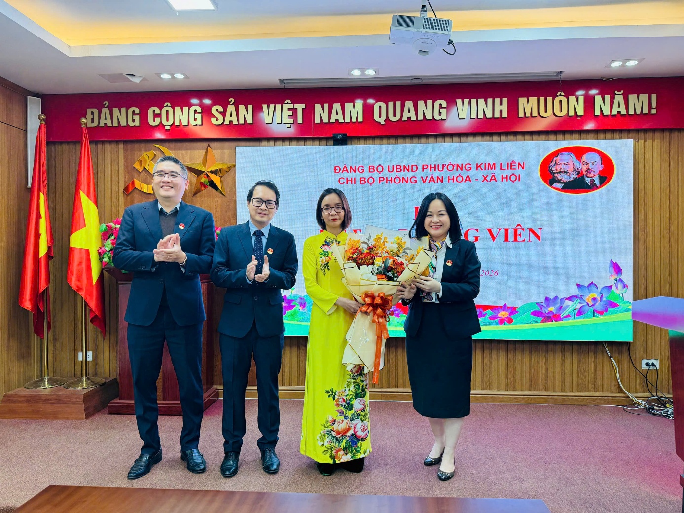 Chi bộ Phòng Văn hóa – Xã hội phường Kim Liên tổ chức Lễ kết nạp đảng viên.- Ảnh 2.