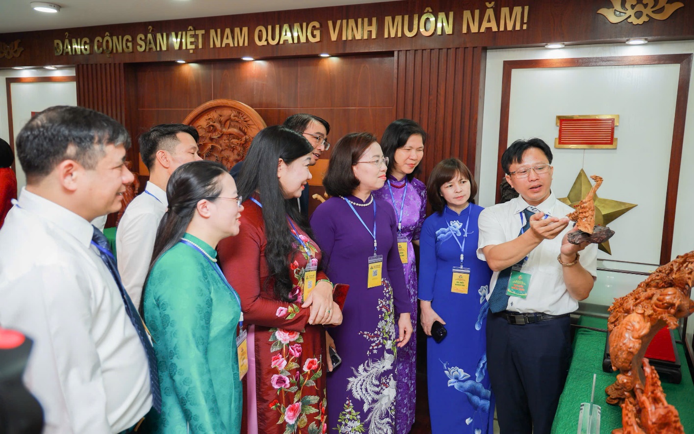 A group of people standing together  AI-generated content may be incorrect.