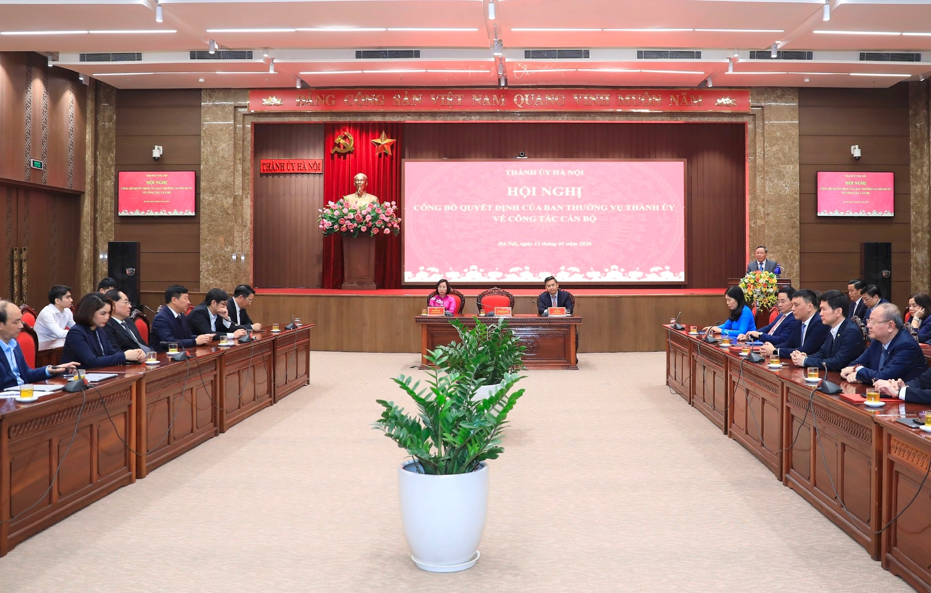 Công bố các quyết định của Ban Thường vụ Thành ủy Hà Nội về công tác cán bộ- Ảnh 1.