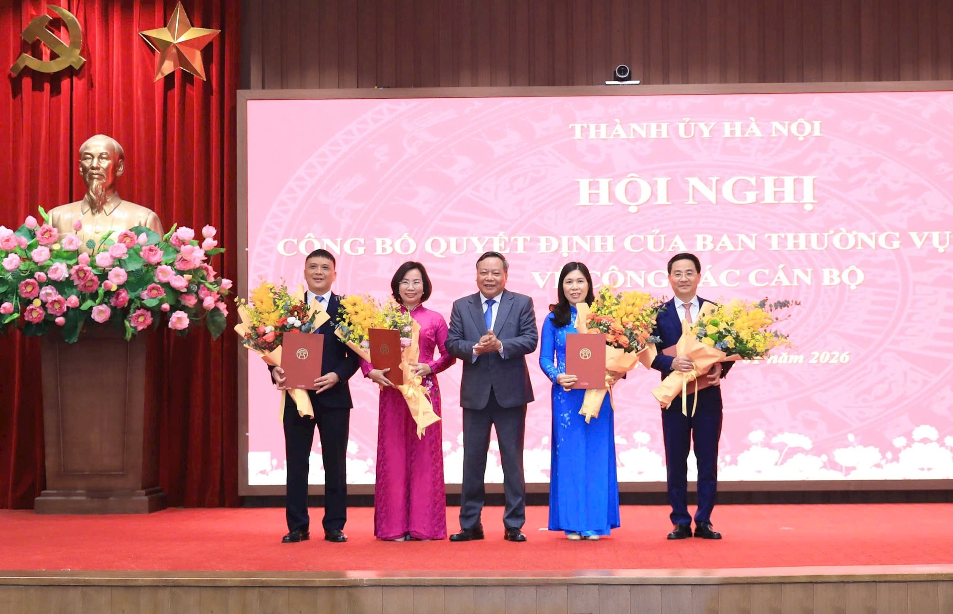 Công bố các quyết định của Ban Thường vụ Thành ủy Hà Nội về công tác cán bộ- Ảnh 2.