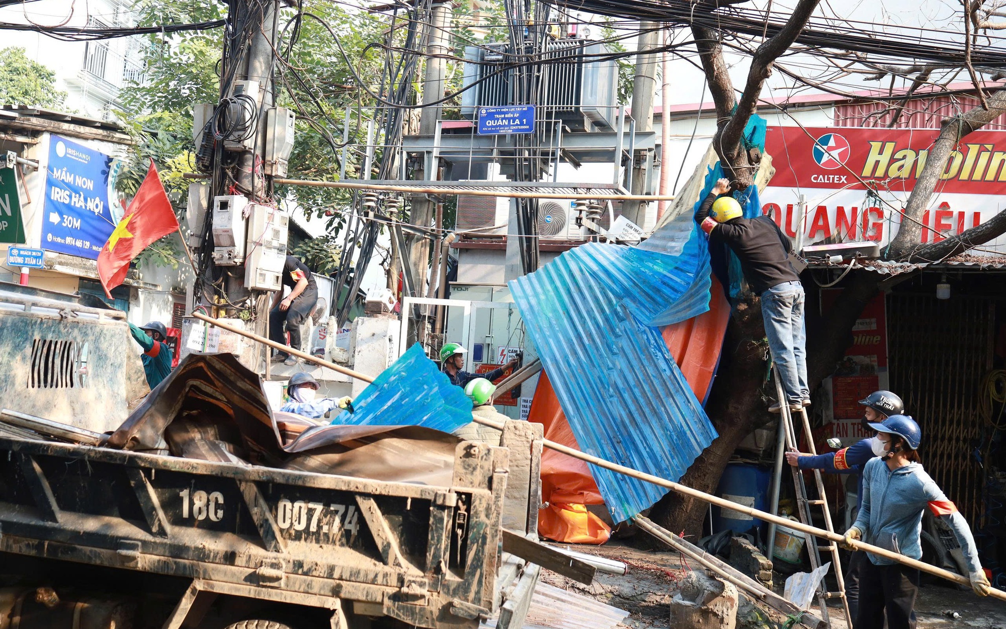 Phường Xuân Đỉnh ra quân giải quyết điểm nghẽn về trật tự đô thị