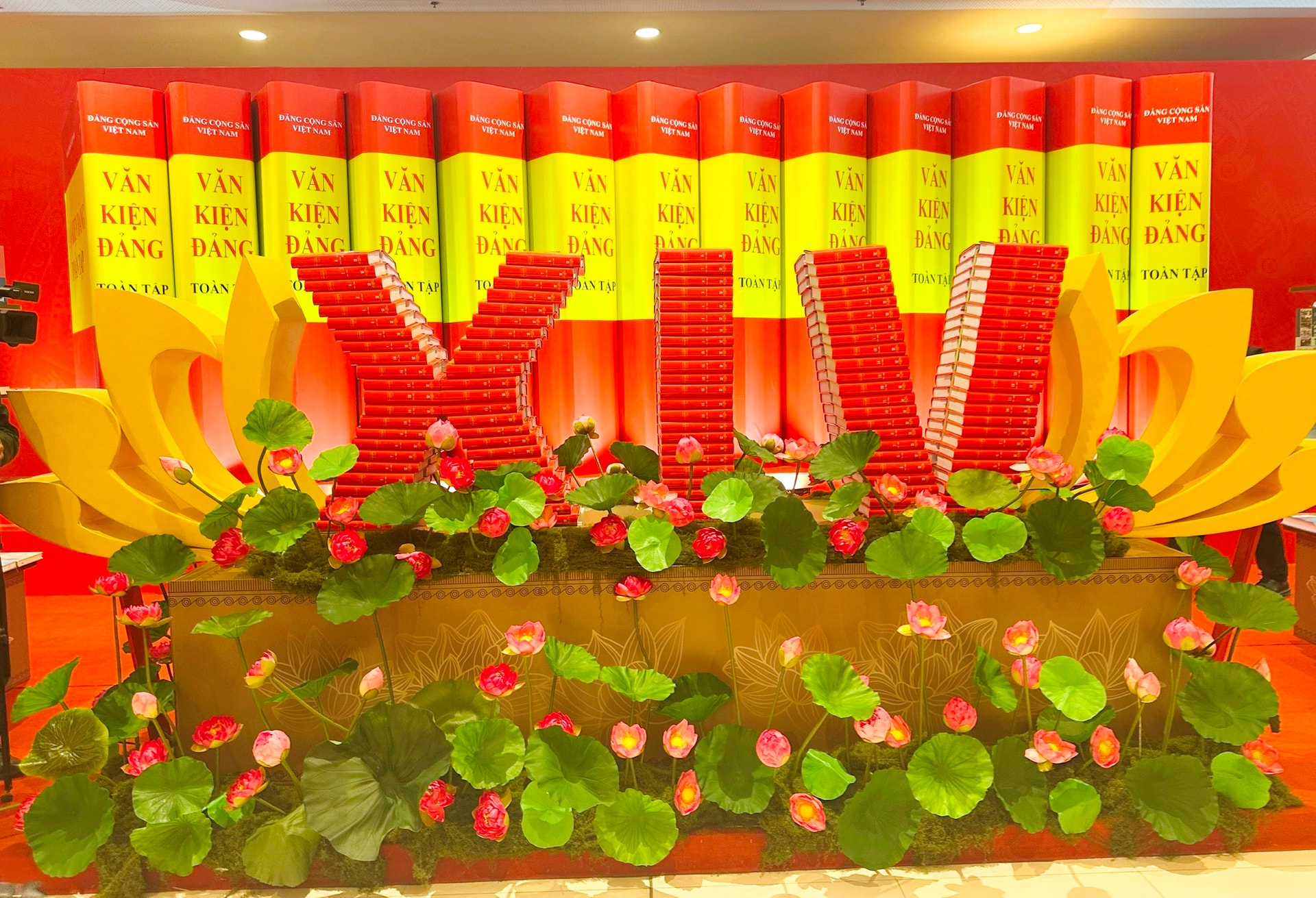 Trưng bày ảnh "Dưới cờ Đảng, đất nước tiến vào kỷ nguyên mới" chào mừng Đại hội XIV- Ảnh 8.