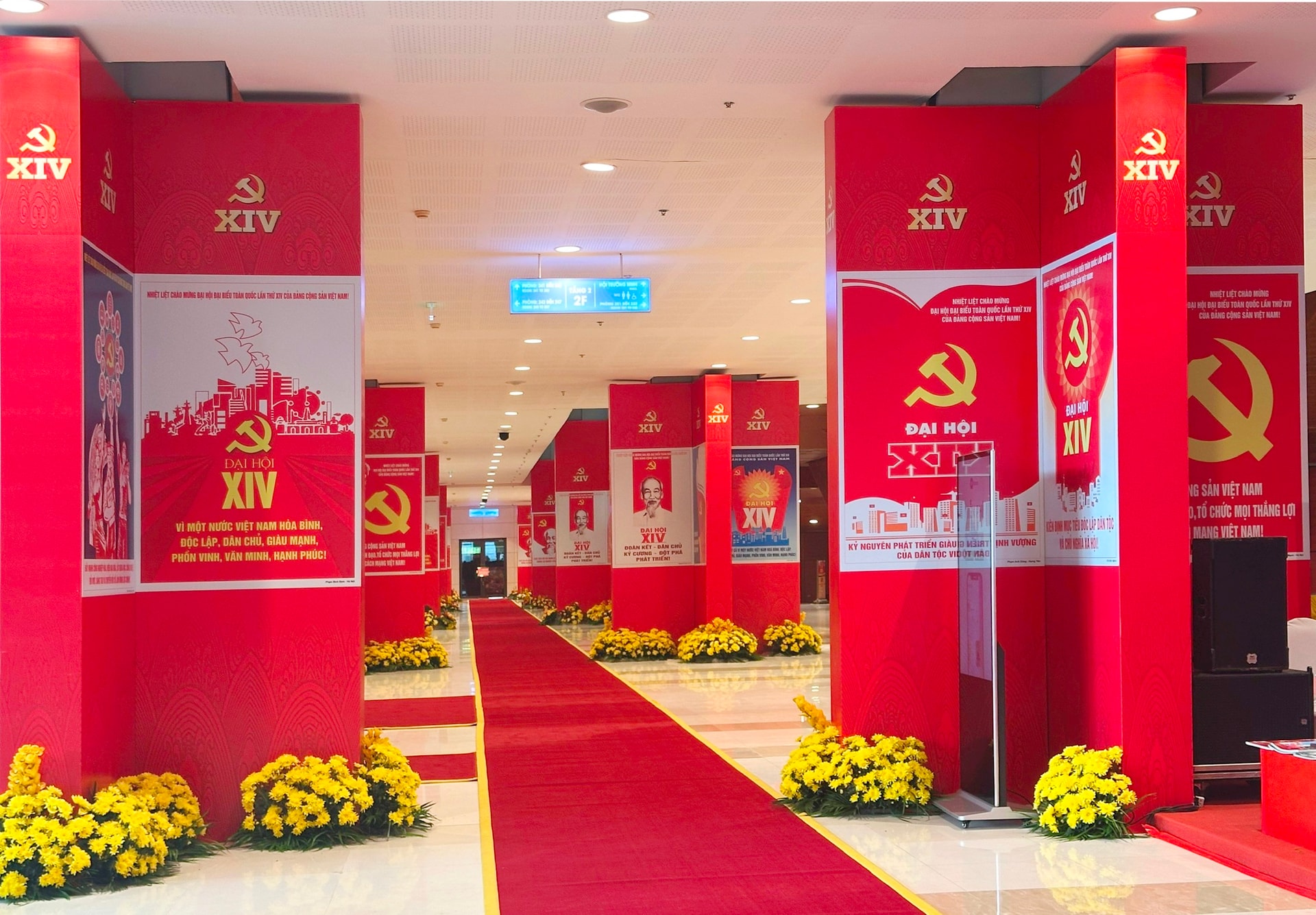 Trưng bày ảnh "Dưới cờ Đảng, đất nước tiến vào kỷ nguyên mới" chào mừng Đại hội XIV- Ảnh 9.