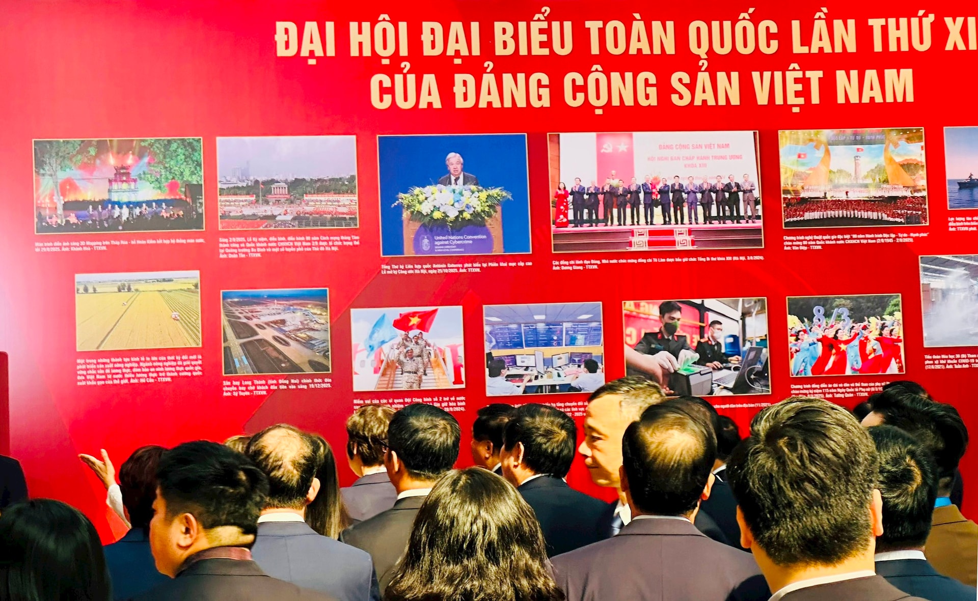 Trưng bày ảnh "Dưới cờ Đảng, đất nước tiến vào kỷ nguyên mới" chào mừng Đại hội XIV- Ảnh 11.
