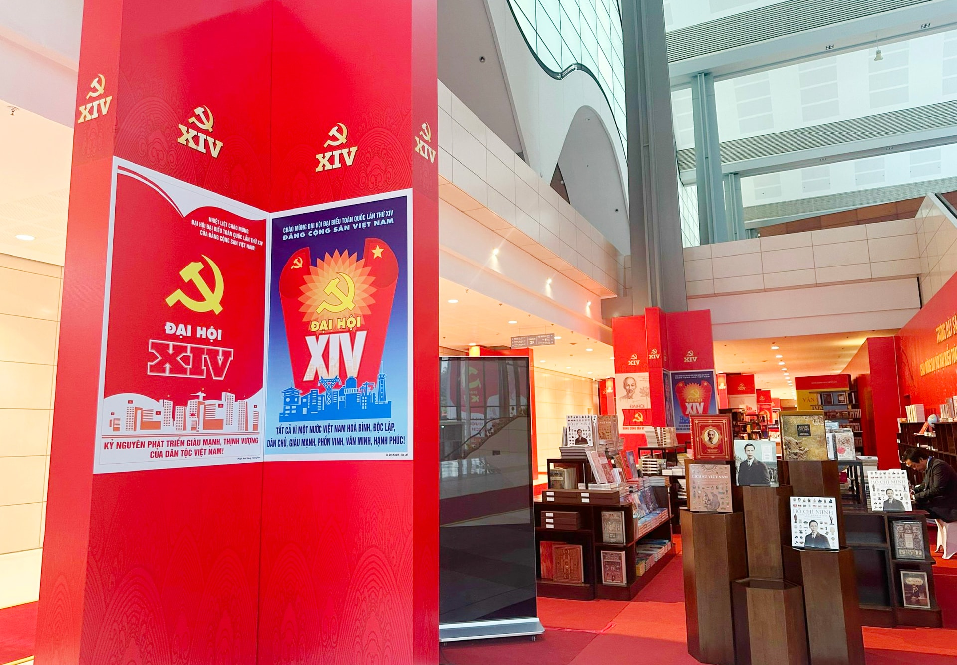 Trưng bày ảnh "Dưới cờ Đảng, đất nước tiến vào kỷ nguyên mới" chào mừng Đại hội XIV- Ảnh 7.