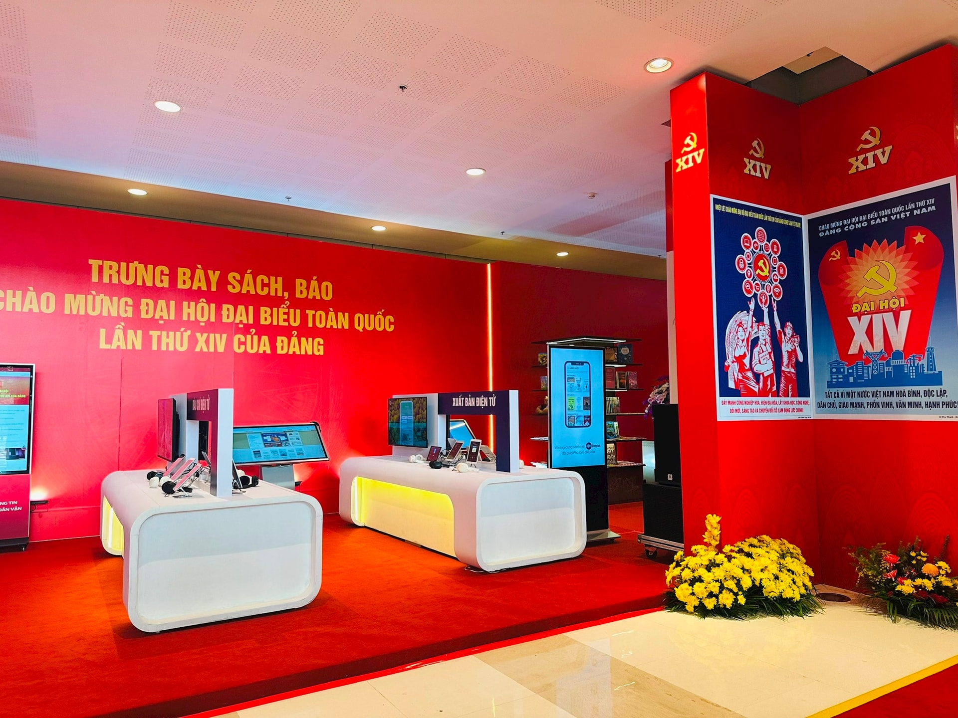 Trưng bày ảnh "Dưới cờ Đảng, đất nước tiến vào kỷ nguyên mới" chào mừng Đại hội XIV- Ảnh 10.