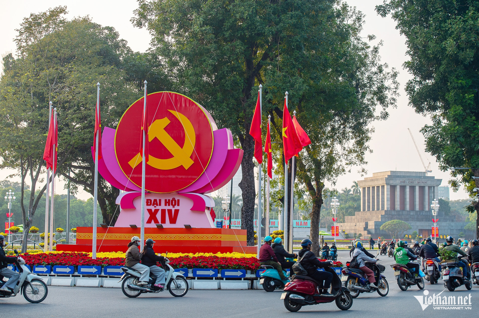 Phố phường Hà Nội rực rỡ cờ hoa chào mừng Đại hội 14 của Đảng- Ảnh 11.