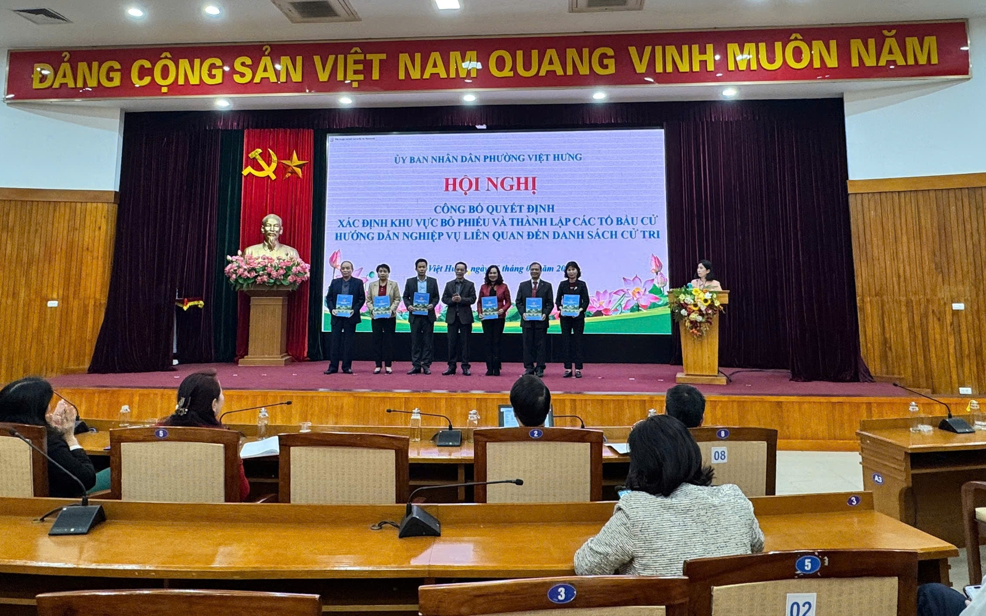 Phường Việt Hưng công bố quyết định xác định khu vực bỏ phiếu và thành lập Tổ bầu cử đại biểu Quốc hội và Hội đồng nhân dân các cấp nhiệm kỳ 2026 - 2031