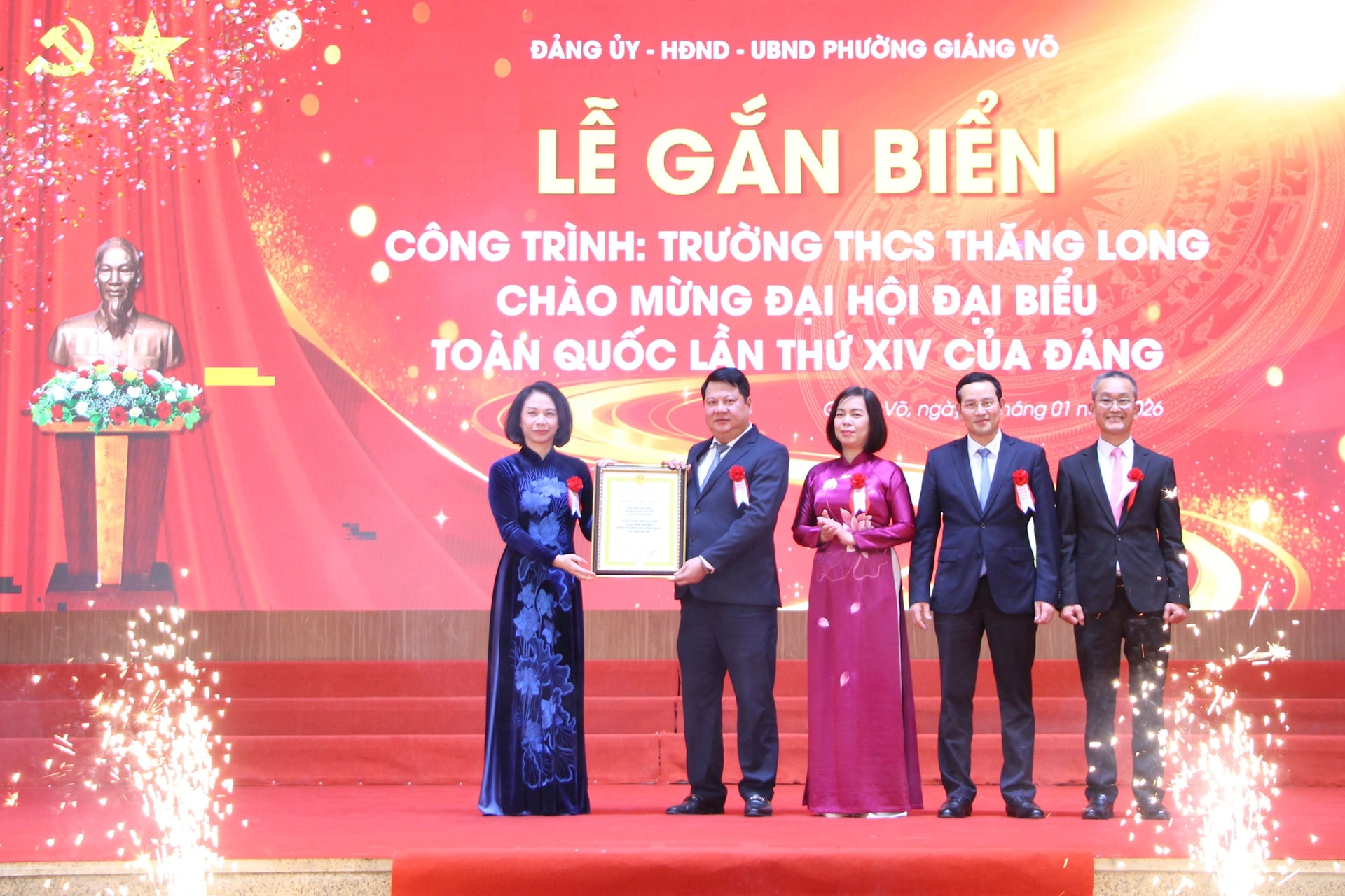 Phường Giảng Võ gắn biển công trình trường học chào mừng Đại hội XIV- Ảnh 1.