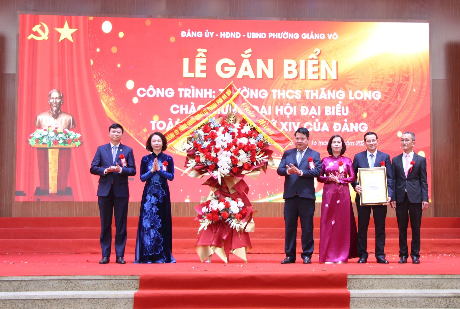 Phường Giảng Võ gắn biển công trình trường học chào mừng Đại hội XIV- Ảnh 2.