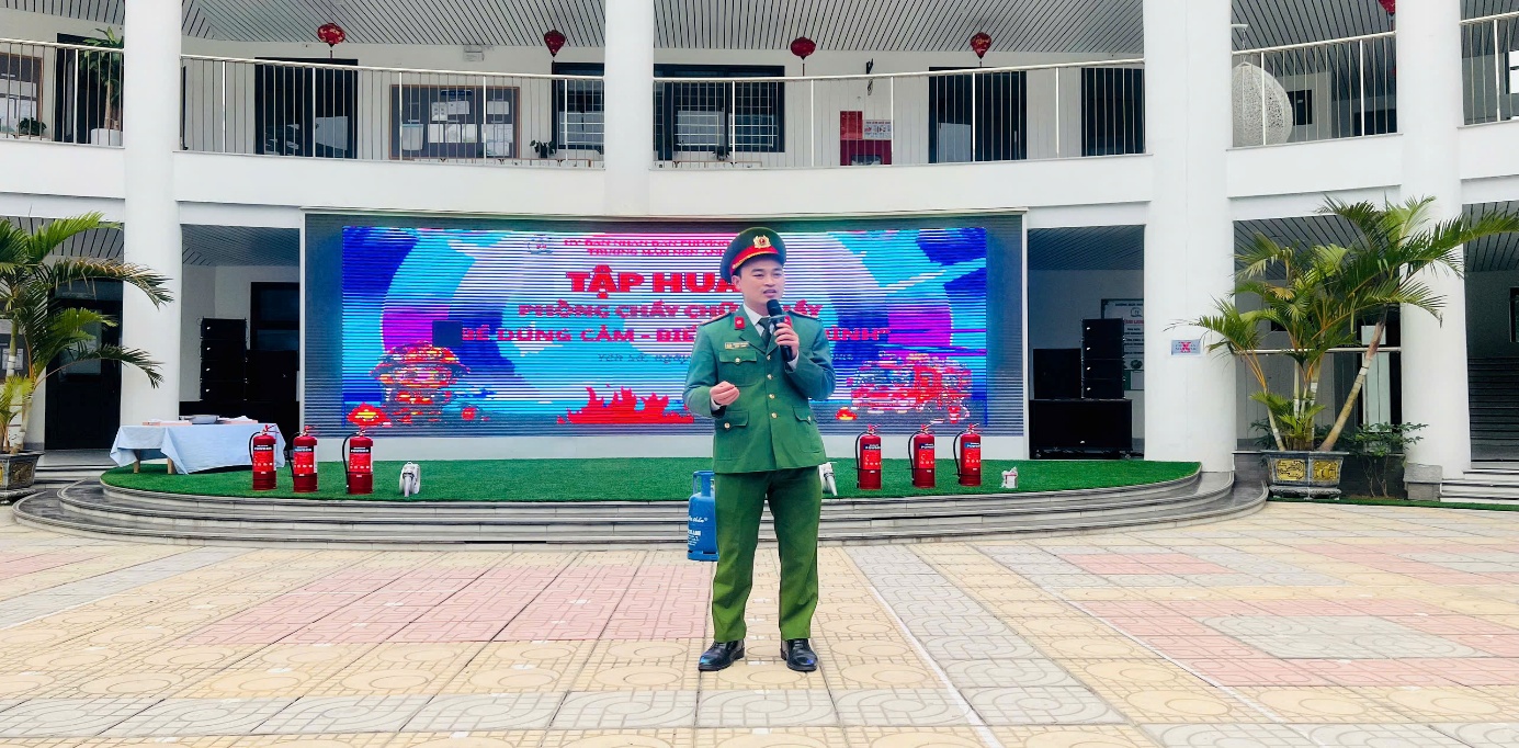 Trường mầm non Ánh Sao tổ chức tập huấn pccc cho trẻ với chủ đề: “Bé dũng cảm – bé biết bảo vệ mình” năm học 2025 - 2026- Ảnh 1.