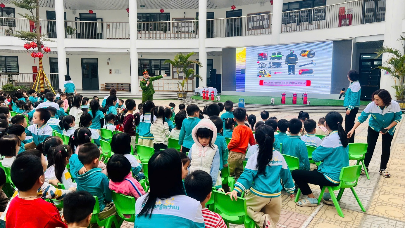 Trường mầm non Ánh Sao tổ chức tập huấn pccc cho trẻ với chủ đề: “Bé dũng cảm – bé biết bảo vệ mình” năm học 2025 - 2026- Ảnh 3.