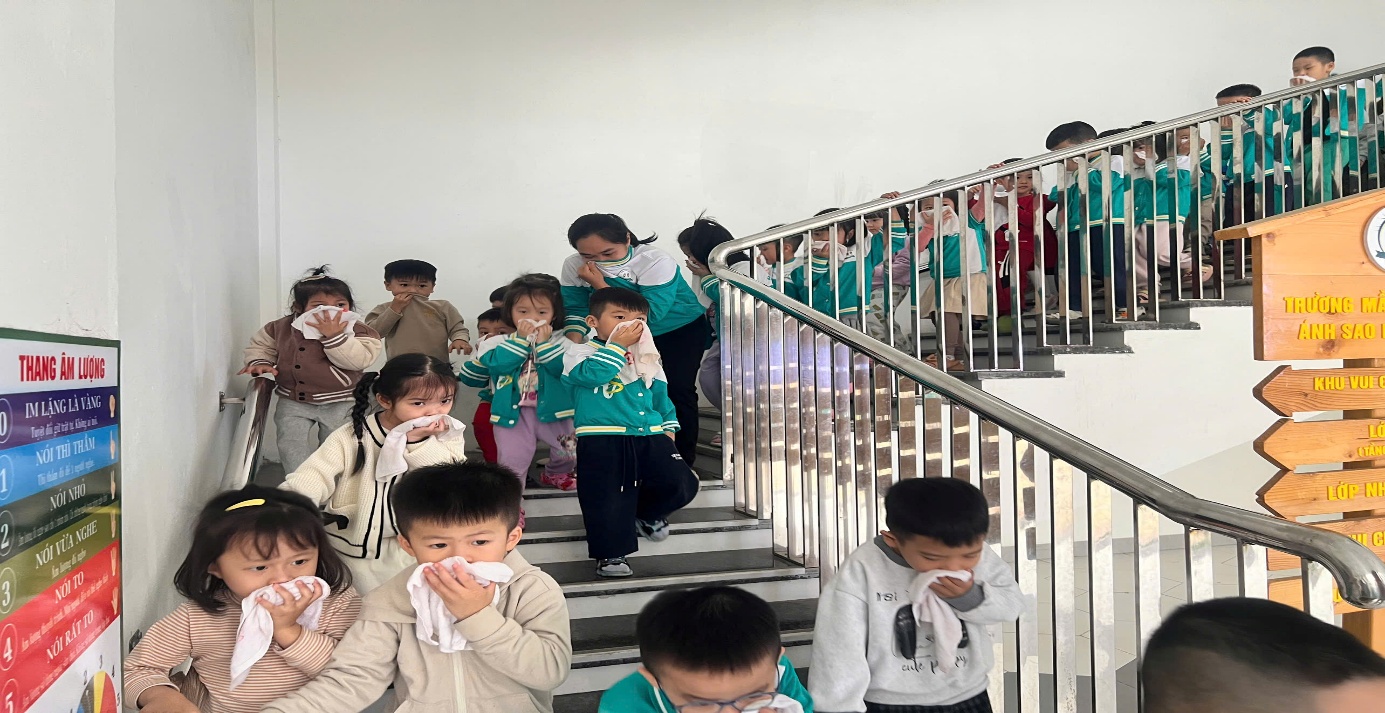 Trường mầm non Ánh Sao tổ chức tập huấn pccc cho trẻ với chủ đề: “Bé dũng cảm – bé biết bảo vệ mình” năm học 2025 - 2026- Ảnh 12.