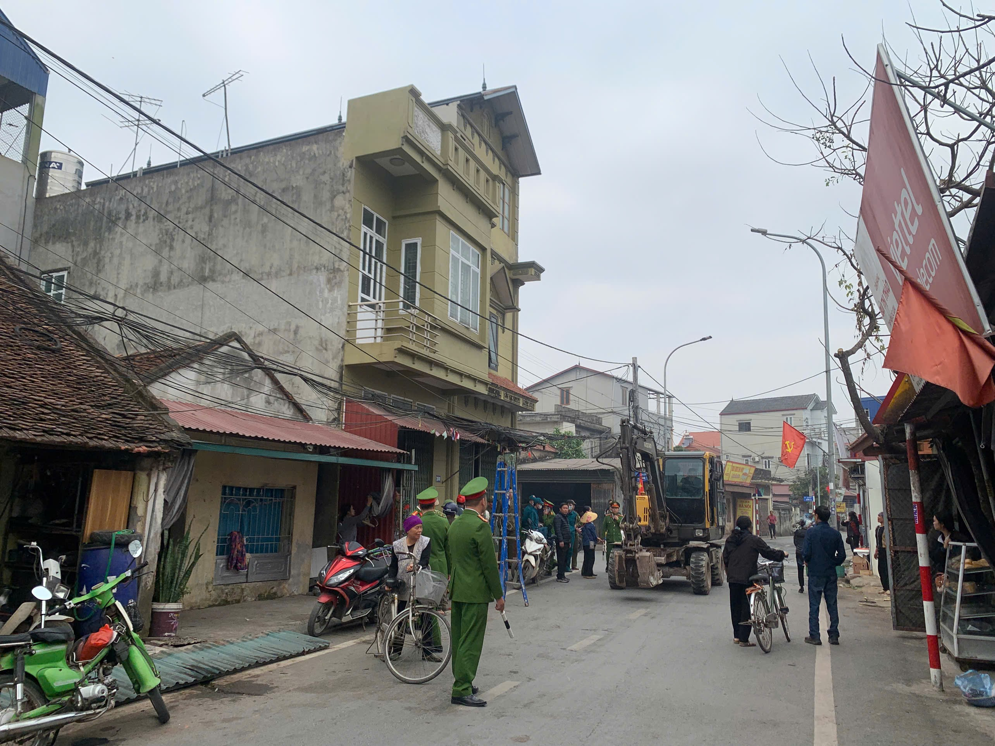 Xã Mỹ Đức biểu dương tinh thần tự giác của các hộ dân chủ động tháo dỡ các công trình sai phạm, góp phần xây dựng nếp sống văn minh đô thị- Ảnh 1.