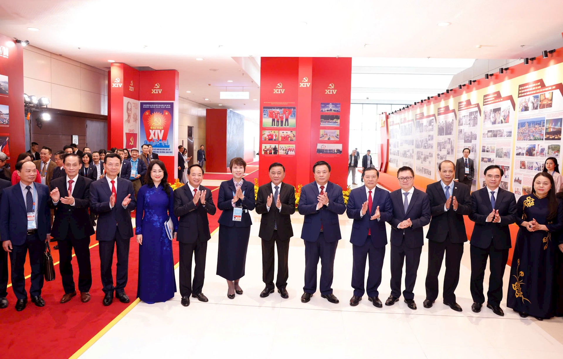 Trưng bày ảnh "Dưới cờ Đảng, đất nước tiến vào kỷ nguyên mới" chào mừng Đại hội XIV- Ảnh 5.