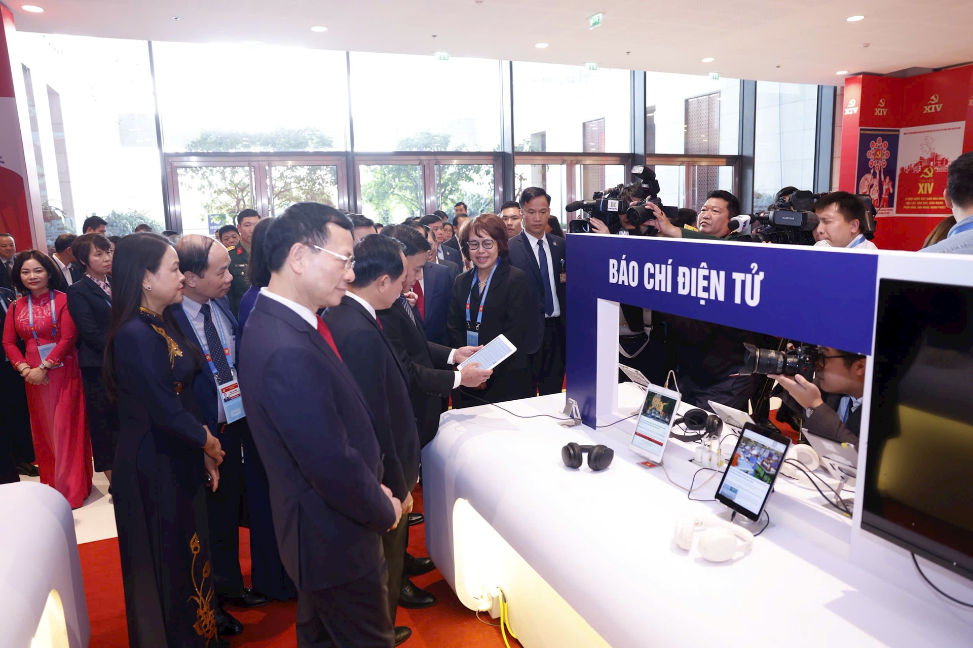 Trưng bày ảnh "Dưới cờ Đảng, đất nước tiến vào kỷ nguyên mới" chào mừng Đại hội XIV- Ảnh 6.