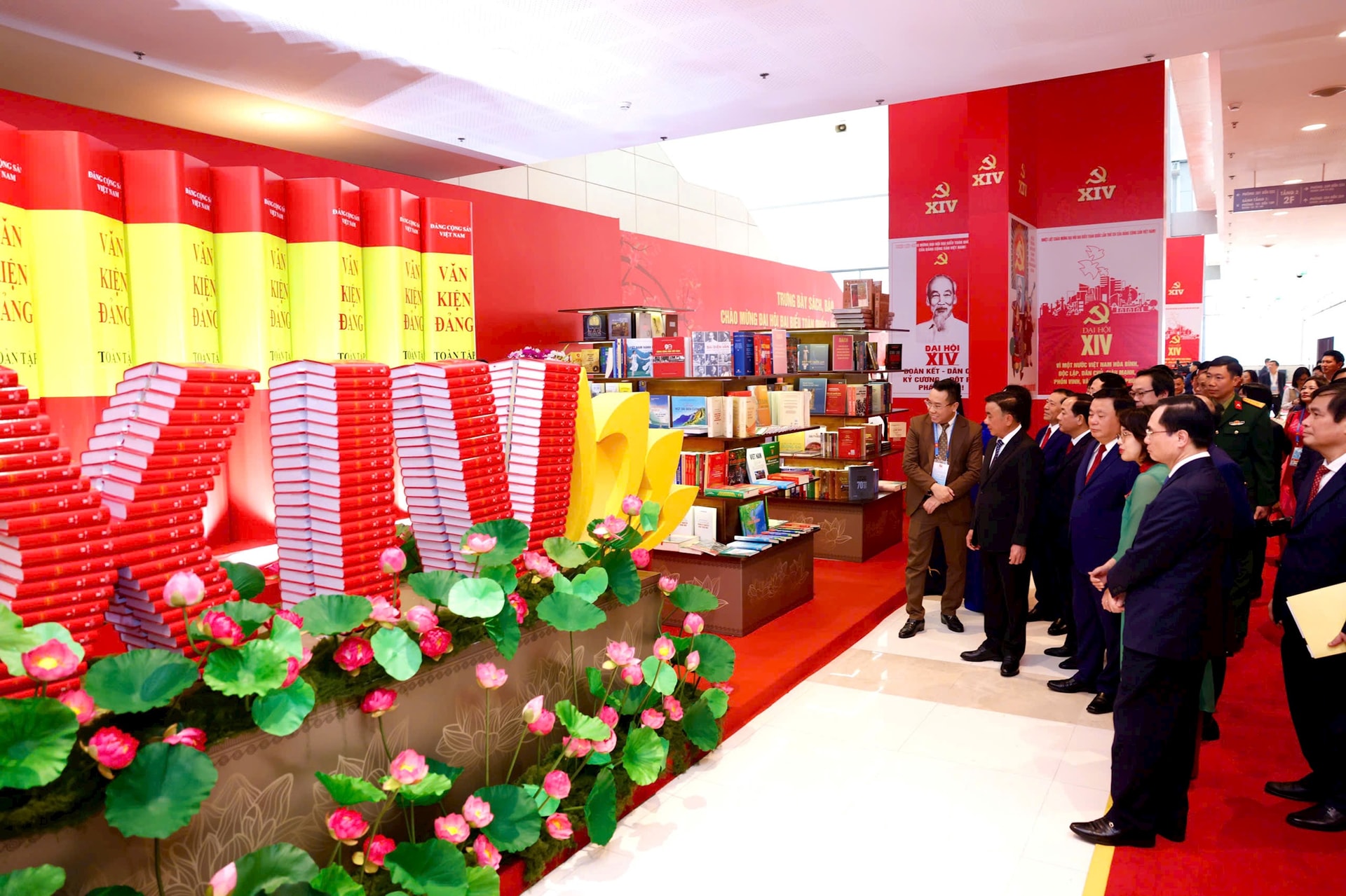 Trưng bày ảnh "Dưới cờ Đảng, đất nước tiến vào kỷ nguyên mới" chào mừng Đại hội XIV- Ảnh 4.