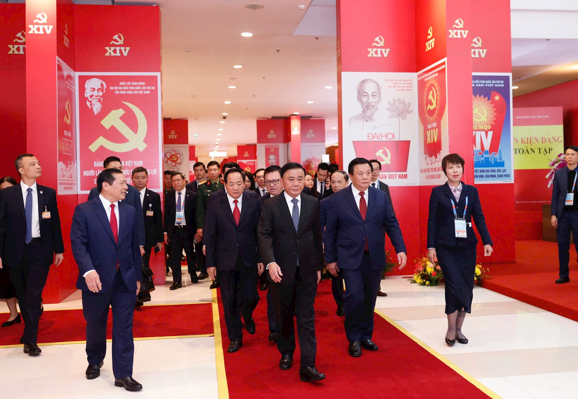 Trưng bày ảnh "Dưới cờ Đảng, đất nước tiến vào kỷ nguyên mới" chào mừng Đại hội XIV- Ảnh 1.