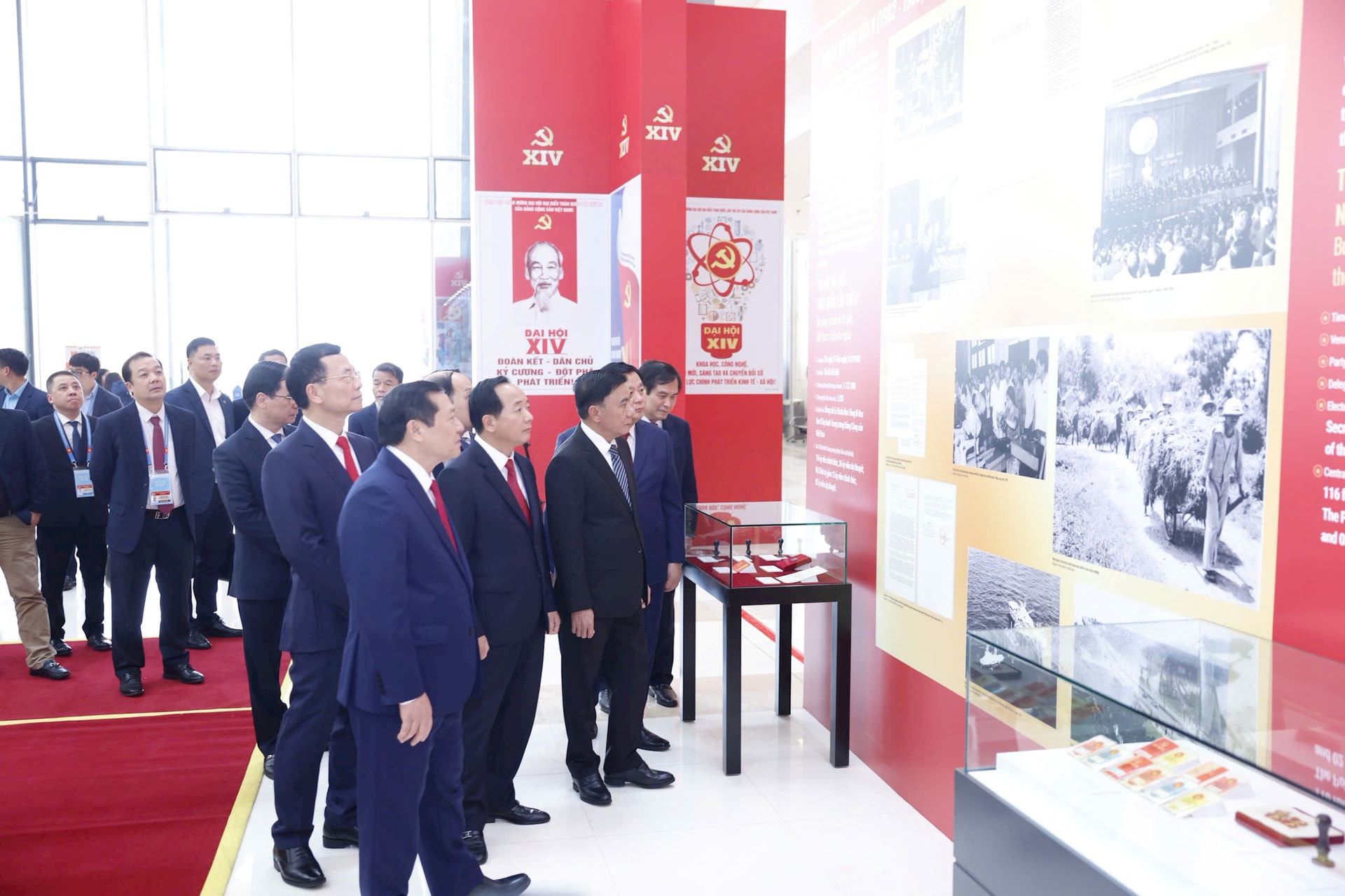 Trưng bày ảnh "Dưới cờ Đảng, đất nước tiến vào kỷ nguyên mới" chào mừng Đại hội XIV- Ảnh 2.