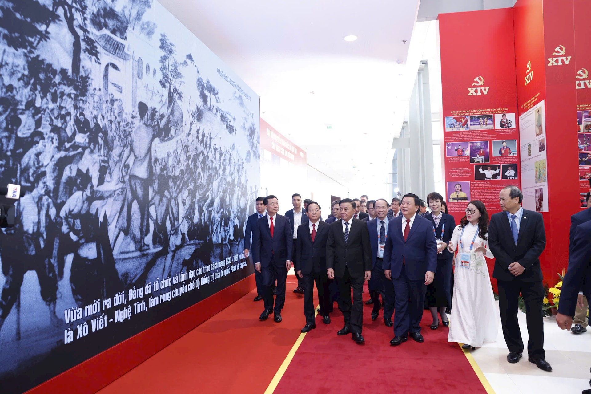 Trưng bày ảnh "Dưới cờ Đảng, đất nước tiến vào kỷ nguyên mới" chào mừng Đại hội XIV- Ảnh 3.