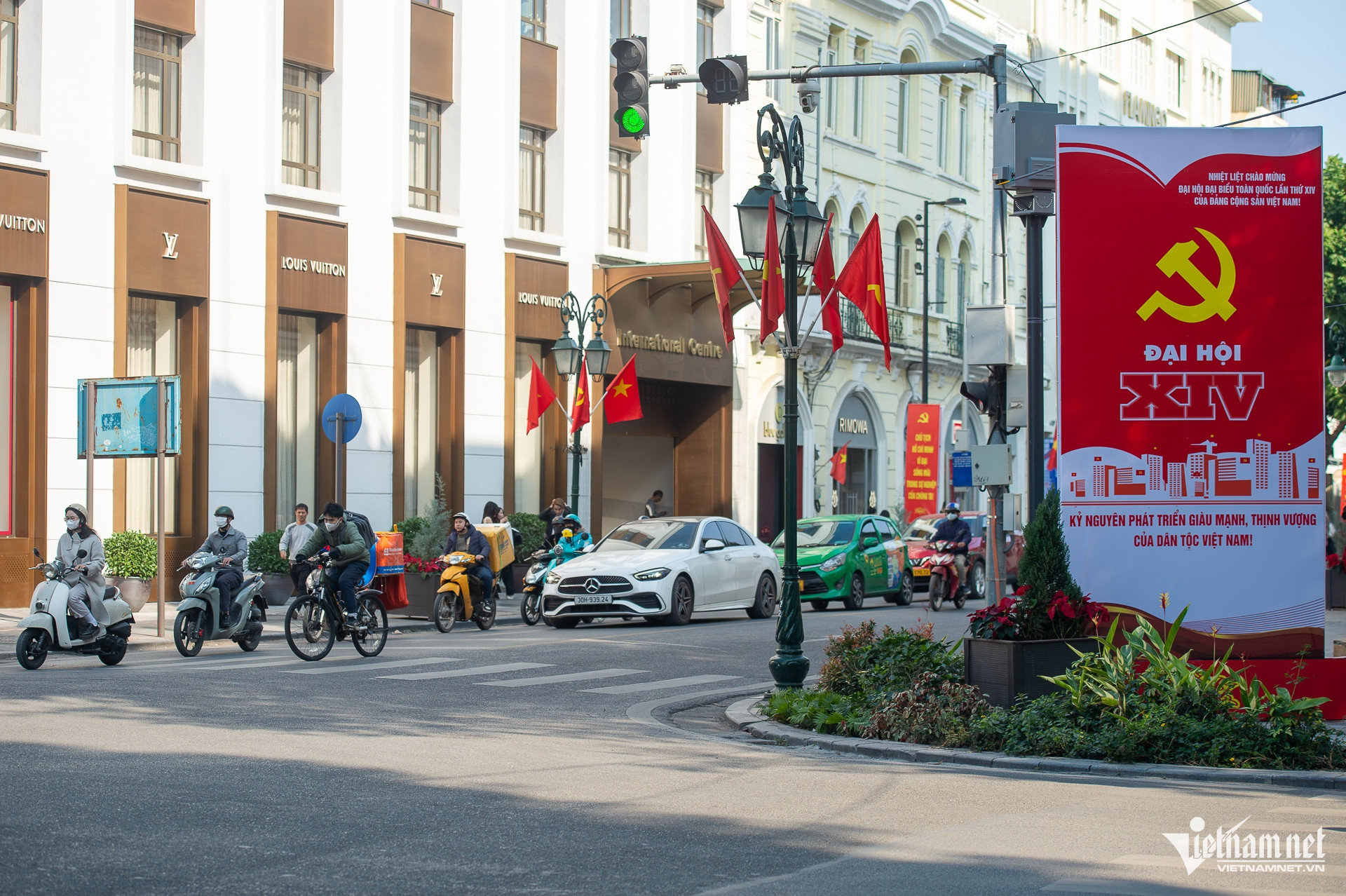 Phố phường Hà Nội rực rỡ cờ hoa chào mừng Đại hội 14 của Đảng- Ảnh 14.