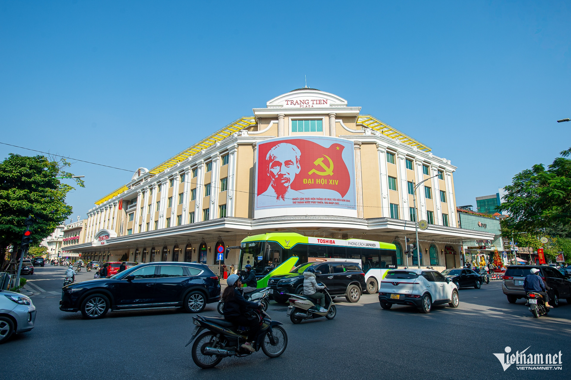 Phố phường Hà Nội rực rỡ cờ hoa chào mừng Đại hội 14 của Đảng- Ảnh 7.