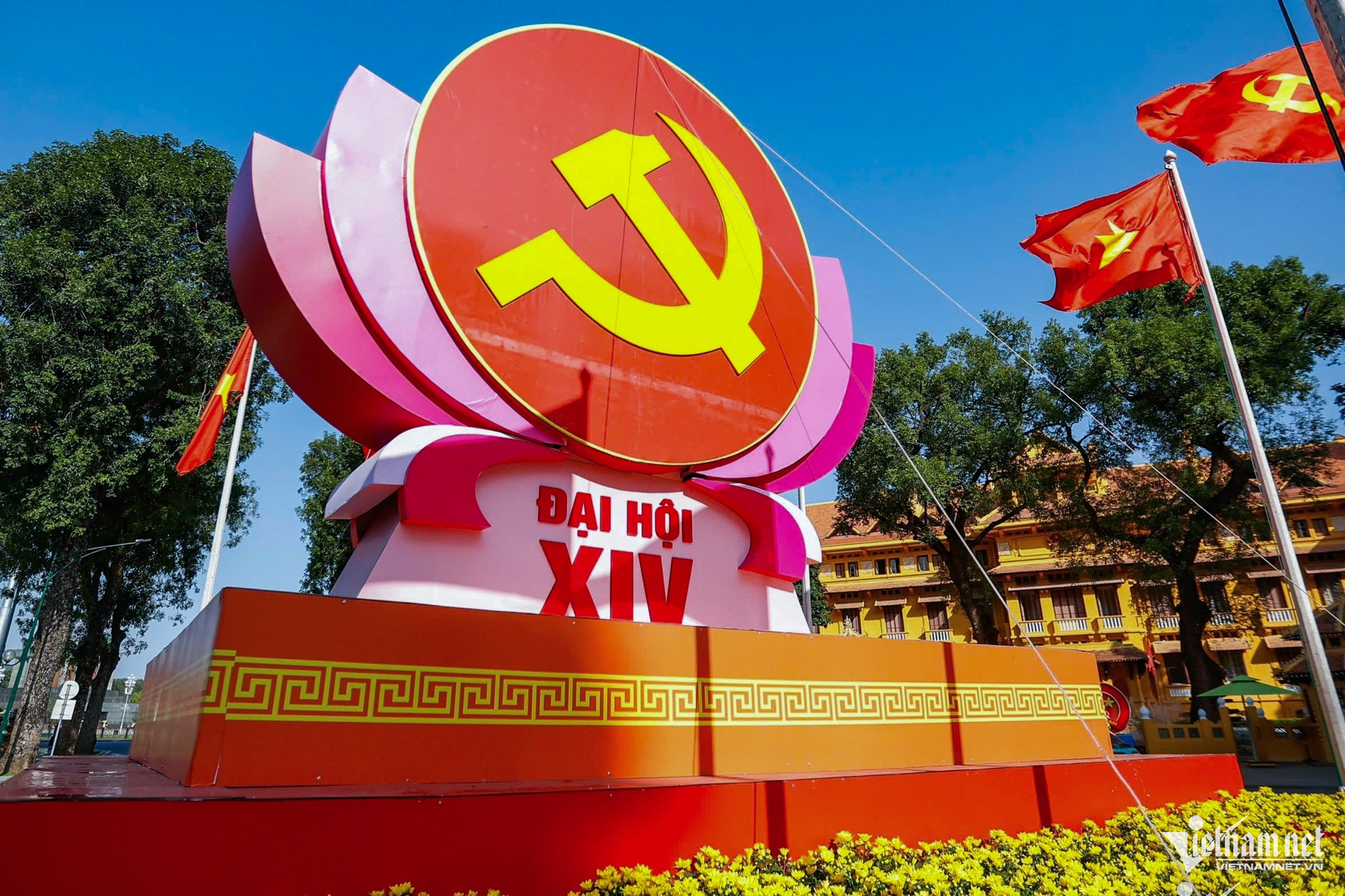 Phố phường Hà Nội rực rỡ cờ hoa chào mừng Đại hội 14 của Đảng- Ảnh 10.
